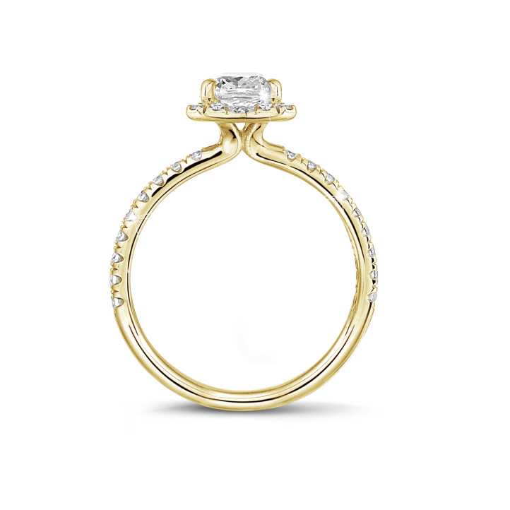 0.70 karaat Halo solitaire ring met een emerald cut diamant in geel goud met ronde diamanten
