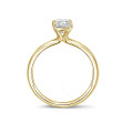 1.00 karaat solitaire ring met een emerald cut diamant in geel goud