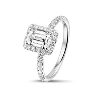 Search all - 1.00 karaat halo solitaire ring met een emerald cut diamant in wit goud met ronde diamanten
