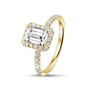1.00 karaat Halo solitaire ring met een emerald cut diamant in geel goud met ronde diamanten