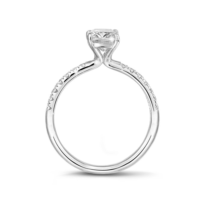 1.20 karaat solitaire ring met een emerald cut diamant in wit goud met zijdiamanten