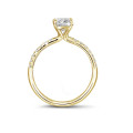 1.20 karaat solitaire ring met een emerald cut diamant in geel goud met zijdiamanten