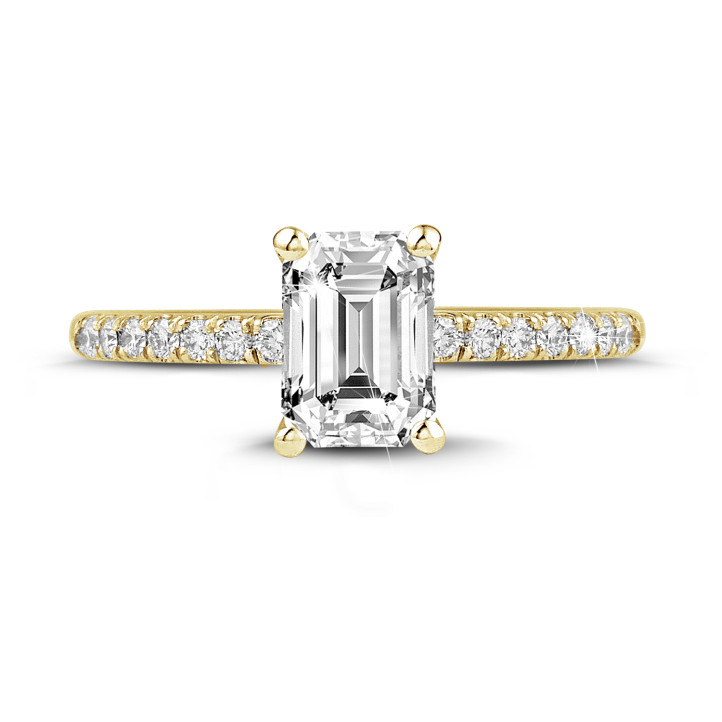 1.20 karaat solitaire ring met een emerald cut diamant in geel goud met zijdiamanten