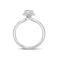 1.20 karaat halo solitaire ring met een emerald cut diamant in wit goud met ronde diamanten