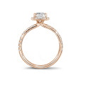 1.20 karaat Halo solitaire ring met een emerald cut diamant in rood goud met ronde diamanten