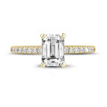 1.50 karaat solitaire ring met een emerald cut diamant in geel goud met zijdiamanten
