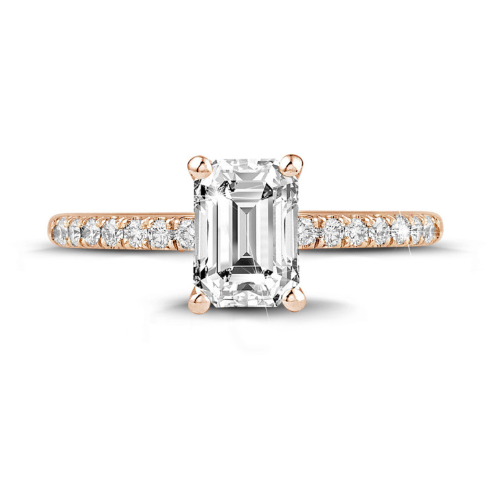 1.50 karaat solitaire ring met een emerald cut diamant in rood goud met zijdiamanten