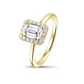 1.50 karaat Halo solitaire ring met een emerald cut diamant in geel goud met ronde diamanten