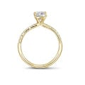 2.00 karaat solitaire ring met een emerald cut diamant in geel goud met zijdiamanten