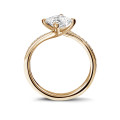 1.50 karaat solitaire ring in rood goud met princess diamant en zijdiamanten