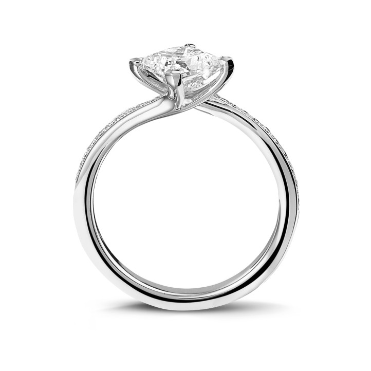 2.50 karaat solitaire ring in platina met princess diamant en zijdiamanten