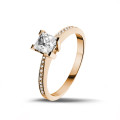 0.50 karaat solitaire ring in rood goud met princess diamant en zijdiamanten