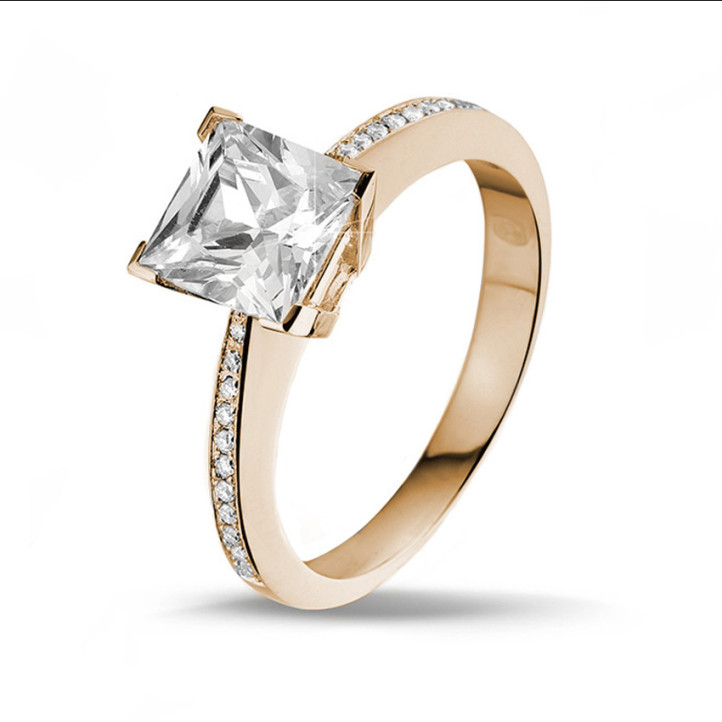 2.50 karaat solitaire ring in rood goud met princess diamant en zijdiamanten
