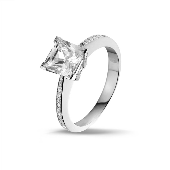 2.50 karaat solitaire ring in wit goud met princess diamant en zijdiamanten