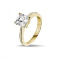 3.00 karaat solitaire ring in geel goud met princess diamant en zijdiamanten