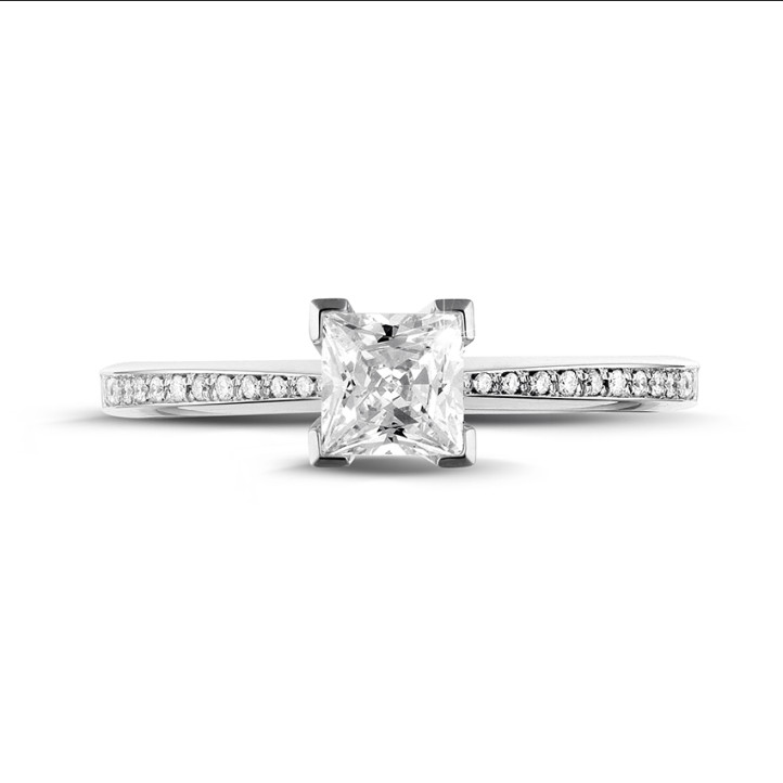 0.50 karaat solitaire ring in platina met princess diamant en zijdiamanten