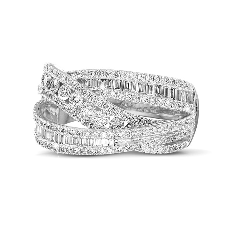 1.35 karaat ring in wit goud met ronde en baguette diamanten