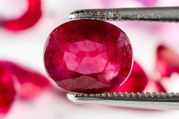 Close-up van gekleurde diamant - BAUNAT