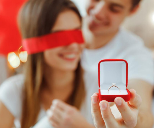 Rode geschenkdoos met solitaire verlovingsring in witgoud en briljant geslepen diamant