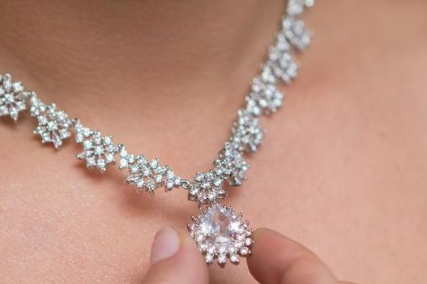 Diamanten halsketting kiezen - BAUNAT