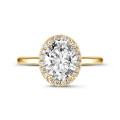 0.70Ct halo ring in geel goud met ovale diamant