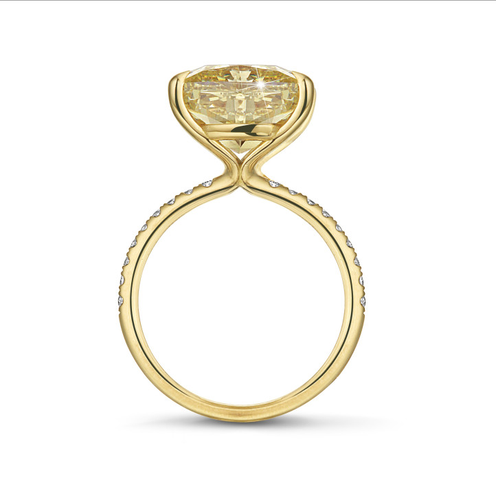 7.07ct solitaire ring in geel goud met 'fancy intense yellow' cushion diamant en zijstenen 