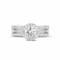 0.70 karaat diamanten solitaire ring in platina met zijdiamanten