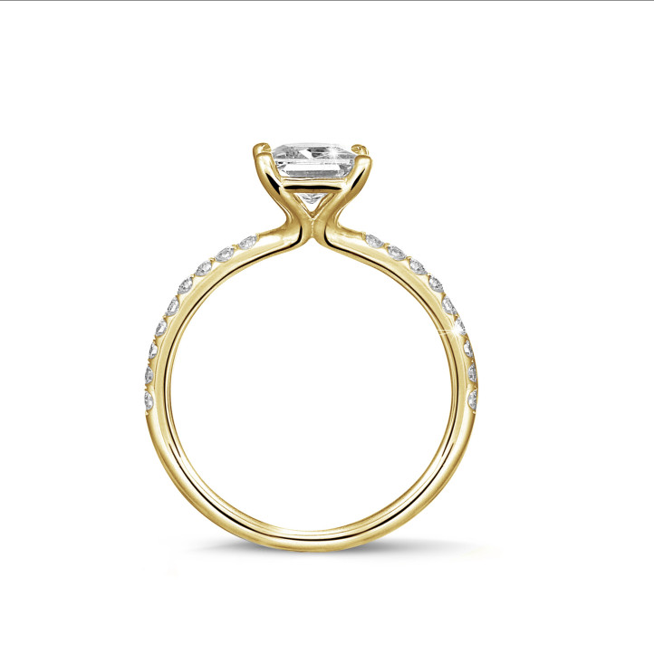 0.70 karaat solitaire ring met een princess diamant in geel goud met zijdiamanten