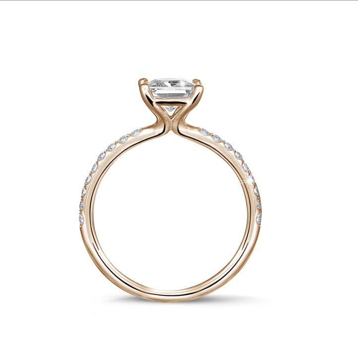 0.70 karaat solitaire ring met een princess diamant in rood goud met zijdiamanten