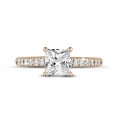 0.70 karaat solitaire ring met een princess diamant in rood goud met zijdiamanten