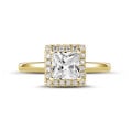 0.70 karaat Halo solitaire ring met een princess diamant in geel goud met ronde diamanten