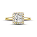 1.00 karaat Halo solitaire ring met een princess diamant in geel goud met ronde diamanten