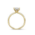 1.20 karaat solitaire ring met een princess diamant in geel goud met zijdiamanten