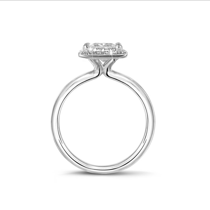 1.20 karaat halo solitaire ring met een princess diamant in wit goud met ronde diamanten