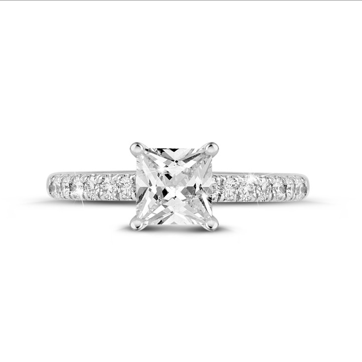 1.50 karaat solitaire ring met een princess diamant in wit goud met zijdiamanten