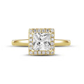 2.00 karaat Halo solitaire ring met een princess diamant in geel goud met ronde diamanten