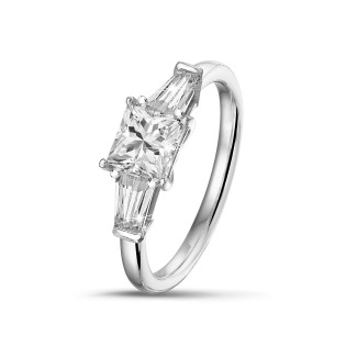 Verloving - 1.00 karaat trilogie ring in witgoud met een princess diamant en conische baguettes