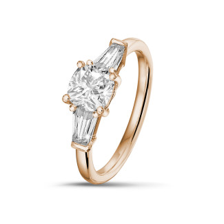 Verlovingsring goud - 1.00 karaat trilogie ring in roodgoud met een cushion diamant en conische baguettes