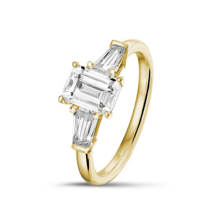 1.00 karaat trilogie ring in geelgoud met een emerald cut diamant en conische baguettes
