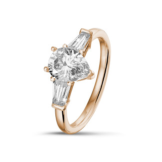 Verloving - 1.00 karaat trilogie ring in roodgoud met peervormige diamant en conische baguettes