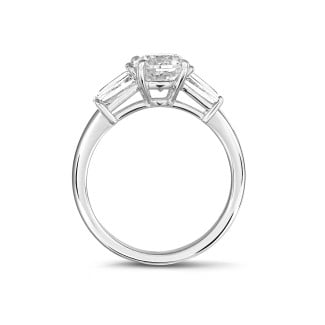 Verloving - 1.00 karaat trilogie ring in witgoud met ovale diamant en conische baguettes