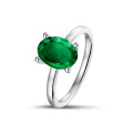 Ring in wit goud met ovale smaragd