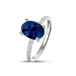 Verloving - Ring in wit goud met ovale saffier en zijdiamanten