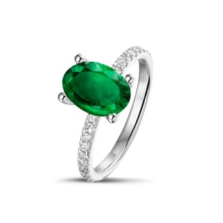 Verloving - Ring in wit goud met ovale smaragd en zijdiamanten