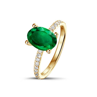 Verloving - Ring in geel goud met ovale smaragd en zijdiamanten