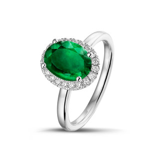 Verloving - Halo ring in wit goud met ovale smaragd