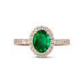 Halo solitaire ring in rood goud met ovale smaragd en ronde diamanten