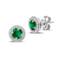 Diamanten halo oorbellen in platina met smaragd