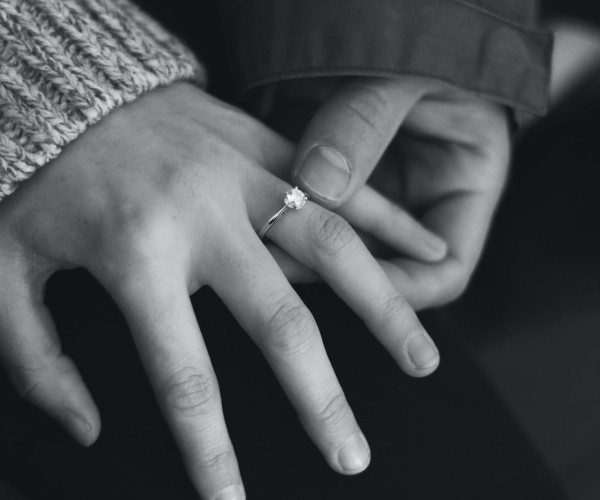 Find your perfect engagement ring, like this gorgeous solitaire diamond, at BAUNAT's store in Dusseldorf.