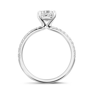 Ringen - 1.00 karaat solitaire ring met een asscher cut diamant in wit goud met zijdiamanten